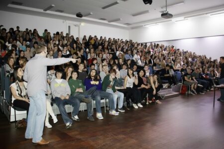 A large university mind reading show | Kris von Sponneck